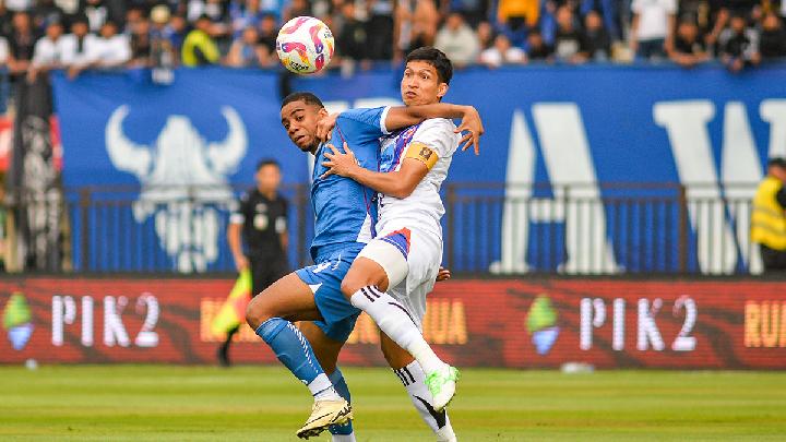 Pesepak bola Persib Bandung Uilliam Barros (kiri) berebut bola dengan pesepak bola Port FC Tanaboon Kasarat saat pertandingan Piala Presiden Grup B di Stadion Si Jalak Harupat, Bandung, Jawa Barat, 6 Juli 2025. Antara/Raisan Al Farisi