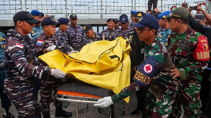 SAR Team Expands Search for Sunken Tunu Pratama Jaya Ship Victims