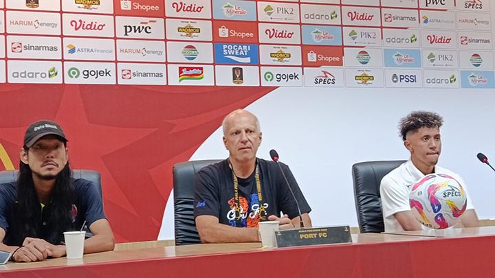 Pelatih Port FC Alexandre Gama (tengah) dan pemain depan Port FC, Bordin Phala (kanan) dalam sesi konferensi pers setelah laga Piala Presiden kontra Persib Bandung di Stadion Si Jalak Harupat, Kabupaten Bandung, 6 Juli 2025. Port FC menang 2-0. Tempo/Aminuddin