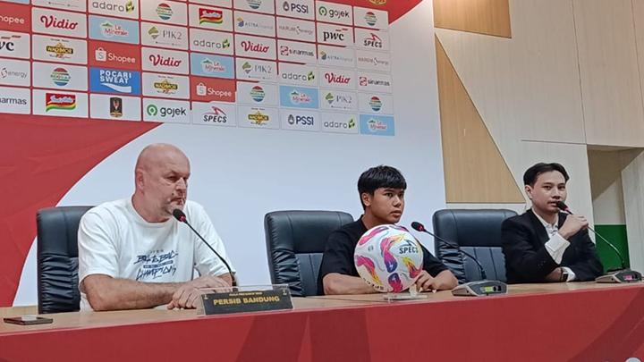 Pelatih Persib Bandung, Bojan Hodak (kiri) dan pemain tengah Persib, Nazriel Alfaro, (tengah) saat sesi jumpa wartawan setelah laga Piala Presiden kontra Port FC, di Stadion Si Jalak Harupat, Kabupaten Bandung, 6 Juli 2025. Tempo/Aminuddin