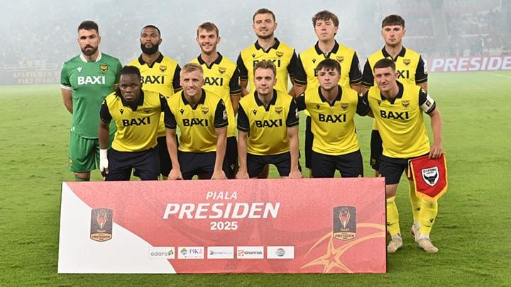 Pemain Oxford United FC saat foto bersama sebelum pertandingan Piala Presiden 2025 di Stadion Gelora Bung Karno, Jakarta, 6 Juli 2025. Tempo/Taufan Rengganis