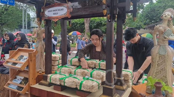 Salah satu stan peserta di Breakfast Festival menawarkan menu makanan Nasi Bancakan Solo saat CFD di Jalan Slamet Riyadi Solo, Minggu, 6 Juli 2025. TEMPO/Septhia Ryanthie