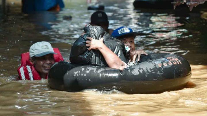 Heavy Rain Causes Flooding in East Jakarta; Water Levels Reach 1 Meter