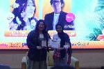 Pemberian plakat penghargaan kepada Naomi Yura, Founder Brand Poser Girl pada acara Youthpreneur 2025, 12 Juni 2025 di Bandung.