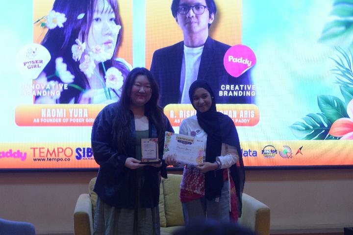 Pemberian plakat penghargaan kepada Naomi Yura, Founder Brand Poser Girl pada acara Youthpreneur 2025, 12 Juni 2025 di Bandung.