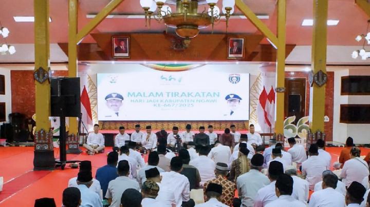 Bupati Ngawi Ony Anwar Harsono bersama seluruh camat, kepala desa, dan lurah menggelar doa bersama di Pendopo Wedya Graha, Kabupaten Ngawi, pada Ahad, 6 Juli 2025. Dok. Pemkab Ngawi