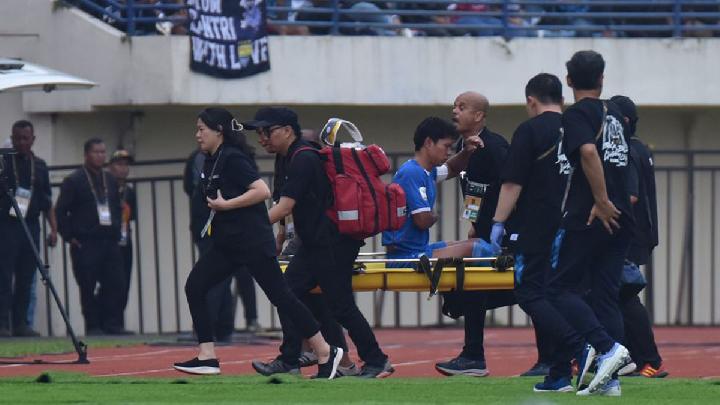 Bek PERSIB, Achmad Jufriyanto ditandu ke luar lapangan pada pertandingan pertama Grup B Piala Presiden 2025 melawan Port FC di Stadion Si Jalak Harupat, Kabupaten Bandung, Jawa Barat, 6 Juli 2025. Dok. PERSIB.co.id/Fernando Hero