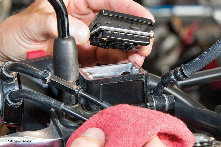 Ini Pentingnya Menguras Minyak Rem pada Motor