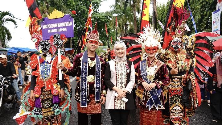Wakil Gubernur Lampung Jihan Nurlela, saat swafoto dengan peserta karnaval budaya. Dok. Pemprov Lampung