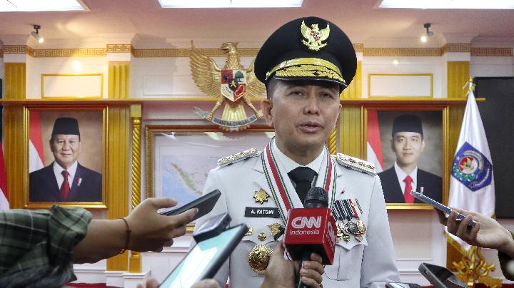 Penjabat Gubernur Papua Agus Fatoni, diwawancarai pewarta setelah pelantikan dirinya oleh Menteri Dalam Negeri Tito Karnavian di Gedung Kemendagri, Jakarta, pada Senin, 7 Juli 2025. TEMPO/Lourentius EP