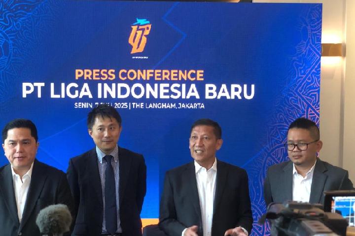 Dari kiri ke kanan - Ketua Umum PSSI Erick Thohir, General Manager (GM) Competition dan Operation PT Liga Indonesia Baru (LIB) Takeyuki Oya, Direktur Utama PT LIB Ferry Paulus, dan Direktur Operasional PT LIB Asep Saputra, dalam jumpa pers di Hotel Langham, Jakarta Selatan, Senin, 7 Juli 2025. (ANTARA/Zaro Ezza Syachniar).