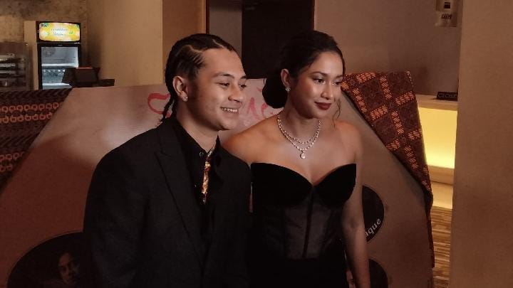 Bastian Steel dan Aghniny Haque ditemui setelah pemutaran perdana dan konferensi pers film Selepas Tahlil di Epicentrum XXI, Jakarta Selatan, Ahad, 6 Juli 2025. TEMPO/Muhammad Rifan Prianto