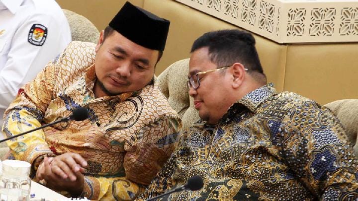 Ketua Komisi Pemilihan Umum Republik Indonesia Mochammad Afifuddin (kiri) dan Ketua Badan Pengawas Pemilihan Umum Rahmat Bagja mengikuti Rapat Dengar Pendapat antara Komisi II dengan KPU dan Bawaslu di Kompleks Parlemen, Senayan, Jakarta, 7 Juli 2025.Tempo/Amston Probel 