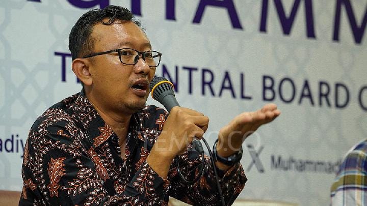 Ketua Umum Yayasan Lembaga Bantuan Hukum Indonesia Muhamad Isnur memberikan keterangan dalam diskusi Gerakan Rakyat Menggugat PSN: Suara dari Akar Rumput di Gedung PP Muhammadiyah, Jakarta, 7 Juli 2025. Tempo/Martin Yogi Pardamean 