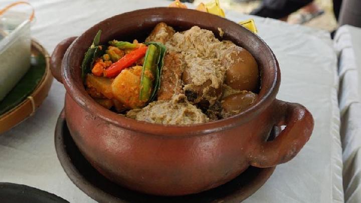 Tampilan gudeg berbahan jantung pisang yang diberi nama Gudeg Koroner dihadirkan dalam Festival Kuliner Gula Kelapa Gudeg Sejuta Rasa, di Alun-Alun Selatan Yogyakarta, 4 Juli 2025.dok. Pemkot Yogyakarta
