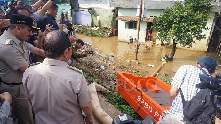 Gubernur Jakarta Pramono Anung (tengah) meninjau titik yang terdampak banjir di Tanggul Inspeksi Kali Ciliwung, Rawajati, Pancoran, Jakarta, 8 Juli 2025. Tempo/Ilham Balindra