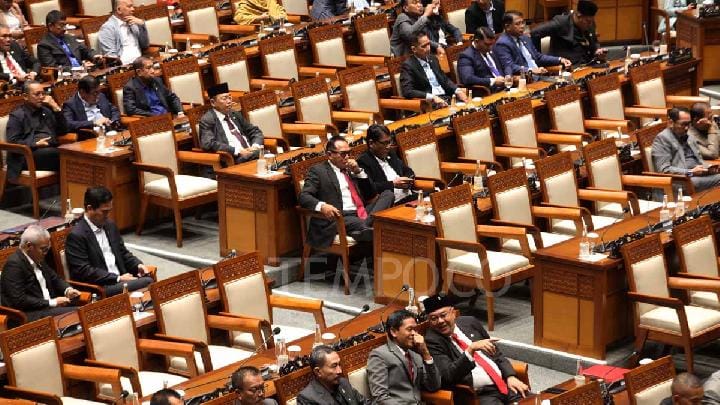 Anggota DPR RI  saat mengikuti memimpin Rapat Paripurna  ke-23 DPR RI Masa Persidangan IV tahun Sidang 2024/2025 di Kompleks Parlemen, Senayan, Jakarta, 8 Juli 2025. Tempo/Amston Probel