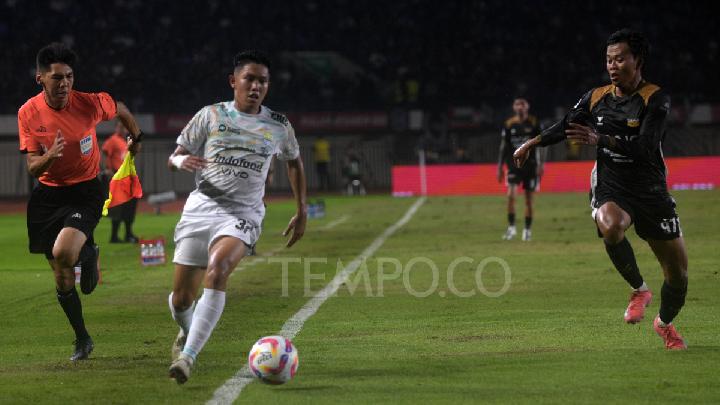 Pemain Persib Bandung Ferdiansyah dibayangi pemain Dewa United FC Edo Febriansah pada laga Piala Presiden 2025 di Stadion Si Jalak Harupat, Kabupaten Bandung, Jawa Barat, 8 Juli 2025. Tempo/Prima Mulia