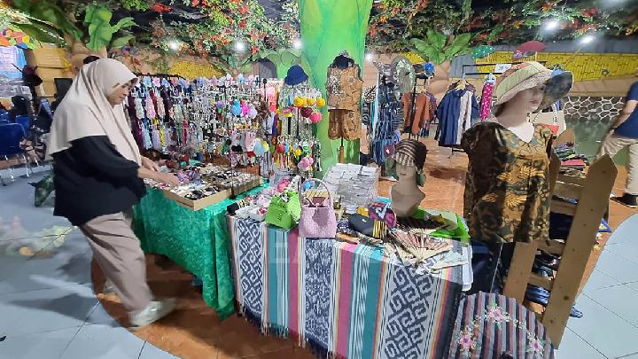Stan produk UMKM di Mal Solo Square semarakkan gelaran Solo Raya Great Sale 2025 di Kota Solo, Jawa Tengah, 8 Juli 2025. Tempo/Septhia Ryanthie