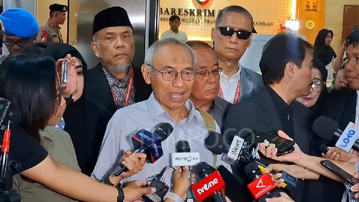 Wakil Ketua Tim Pembela Ulama dan Aktivis (TPUA) Rizal Fadillah mendatangi Mabes Polri untuk hadir dalam agenda gelar perkara khusus soal ijazah palsu Joko Widodo, 9 Juli 2025. Tempo/Hanin Marwah