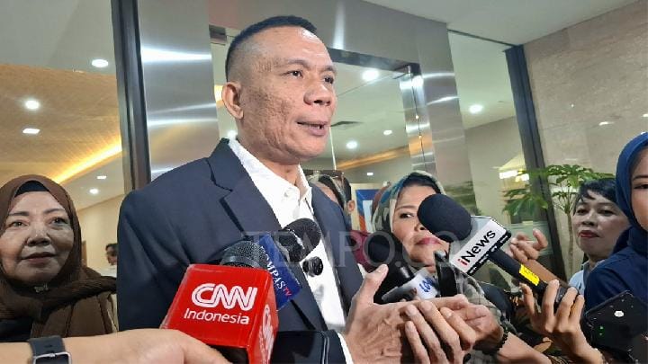 Ahli forensik digital Rismon Sianipar mendatangi Mabes Polri untuk hadir sebagai ahli dalam agenda gelar perkara khusus soal ijazah palsu Joko Widodo, 9 Juli 2025. Tempo/Hanin Marwah