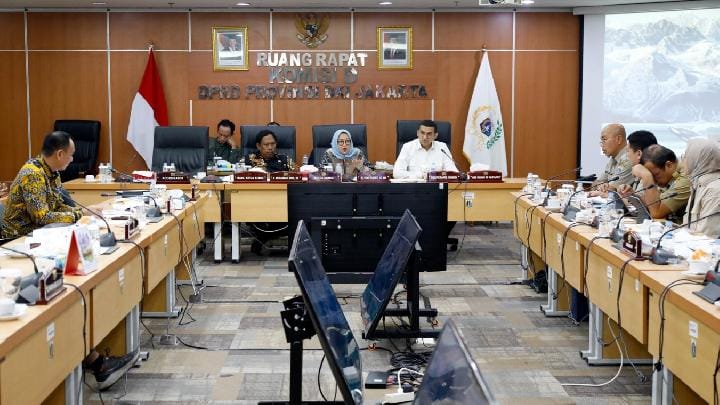 Ketua Komisi D DPRD Provinsi DKI Jakarta Yuke Yurike (tengah)  dalam Pembahasan Rancangan Perubahan Kebijakan Umum APBD serta Rancangan Perubahan Prioritas dan Plafon Anggaran Sementara (KUA-PPAS) APBD 2025, Selasa, 8 Juli 2025. Dok. Sekretariat DPRD Provinsi DKI Jakarta