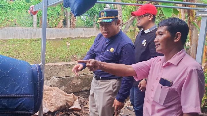 Ketua DPRD Provinsi DKI Jakarta Khoirudin (kiri) meninjau permukiman terdampak banjir di RT 006 RW 001 Kelurahan Petogogan, Kebayoran Baru, Jakarta Selatan, pada Selasa, 8 Juli 2025. Dok. Sekretariat DPRD Provinsi DKI Jakarta

