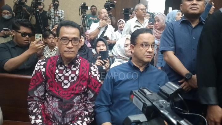 Pakar hukum tata negara Refly Harun dan mantan Gubernur Jakarta Anies Baswedan menghadiri sidang pleidoi mantan Menteri Perdagangan Tom Lembong di Pengadilan Tindak Pidana Korupsi Jakarta, 9 Juli 2025. TEMPO/Amelia Rahima