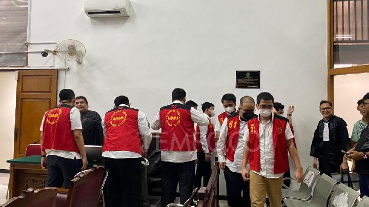 Sembilan terdakwa kasus perlindungan situs judi online Komdigi saat keluar ruang sidang di Pengadilan Negeri Jakarta Selatan, 9 Juli 2025. Tempo/Intan Setiawanty
