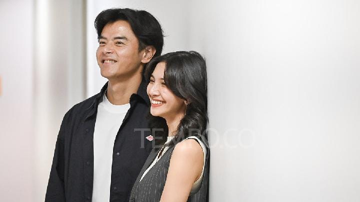 Aktor Dion Wiyoko dan Aktris Sheila Dara dalam sesi foto promo film Sore: Istri dari Masa Depan di Kantor Tempo, Jakarta, 9 Juli 2025. Tempo/M Taufan Rengganis