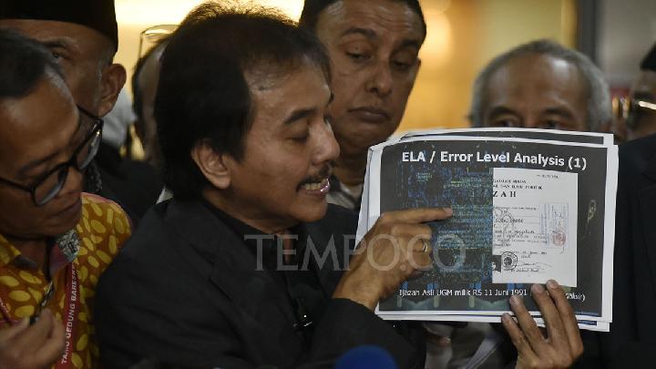 Roy Suryo menunujukan analisis Error Level Analysis (ELA) seusai mengikuti gelar perkara khusus kasus ijazah mantan presiden Joko Widodo di Bareskrim, Mabes Polri, Jakarta, 9 Juli 2025. Tempo/Imam Sukamto