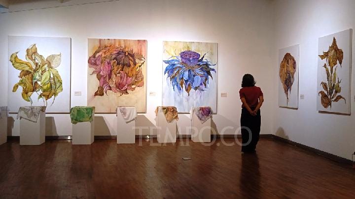 Pameran tunggal lukisan Dwipuspita Pangastuti berjudul Composure di Galeri Soemardja ITB, 4-11 Juli 2025. Tempo/Anwar Siswadi