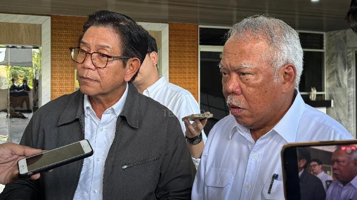 Kepala Otorita Ibu Kota Nusantara,  Basuki Hadimuljono dan Deputi Bidang Sarana dan Prasarana OIKN, Danis H. Sumadilaga, saat ditemui awak media di Gedung DPR RI, Jakarta Pusat, 8 Juli 2025. Tempo/Amira Nada Fauziyyah