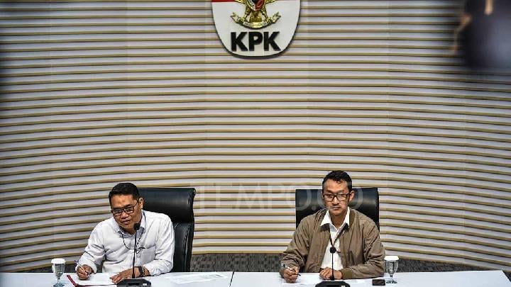 Plt Deputi Penindakan dan Eksekusi KPK Asep Guntur Rahayu (kiri) dan Juru Bicara KPK Budi Prasetyo saat rilis pengungkapan perkara korupsi pengadaan mesin EDC Bank Rakyat Indonesia di Gedung Merah Putih KPK, Jakarta, 9 Juli 2025. Tempo/Tony Hartawan
