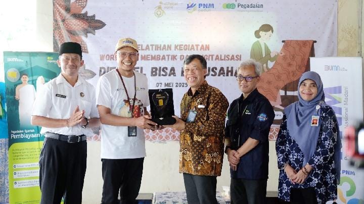 
Deputi Bisnis PT Pegadaian Area Yogyakarta Mushonif (tengah), saat pelatihan keterampilan membatik dan pemasaran digital bagi penyandang disabilitas di Kabupaten Bantul, Yogyakarta, pada Senin, 7 Mei 2025. Dok. Pegadaian