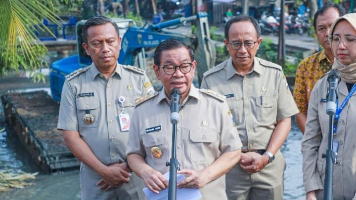 Gubernur Jakarta Pramono Anung Wibowo, meninjau Tanggul Inspeksi Kali Ciliwung di Pancoran, Jakarta, 8 Juli 2025. Dok. Pemprov DKI Jakarta
