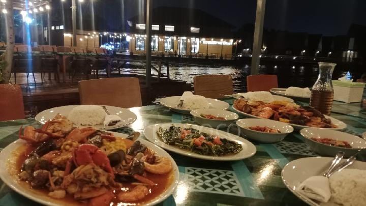 Hidangan Seafood di Sunrise Seafood Restaurant di kawasan Cirebon Waterland. Tempo/Ivansyah
