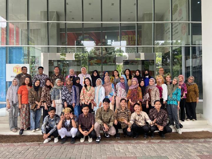 Wisuda Perdana Politeknik Tempo Luluskan 26 Mahasiswa