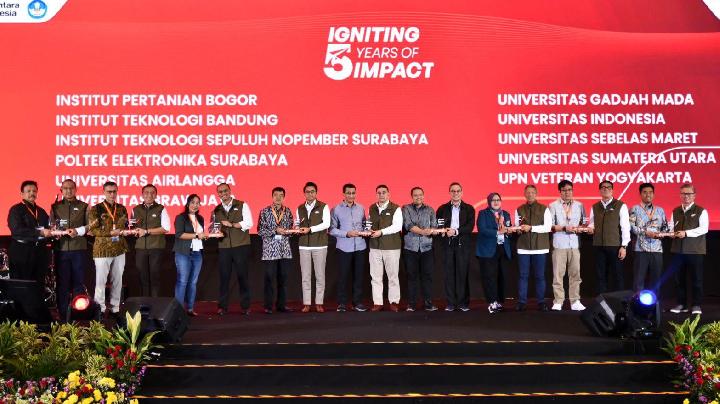 Pertamina menganugerahkan penghargaan 5 Years of Impact Award kepada 11 perguruan tinggi pemenang TOP Pertamuda 2021-2024, pada peluncuran Pertamina Goes To Campus 2025, di Grha Pertamina, Jakarta, Kamis,10 Juli 2025. Dok.Pertamina