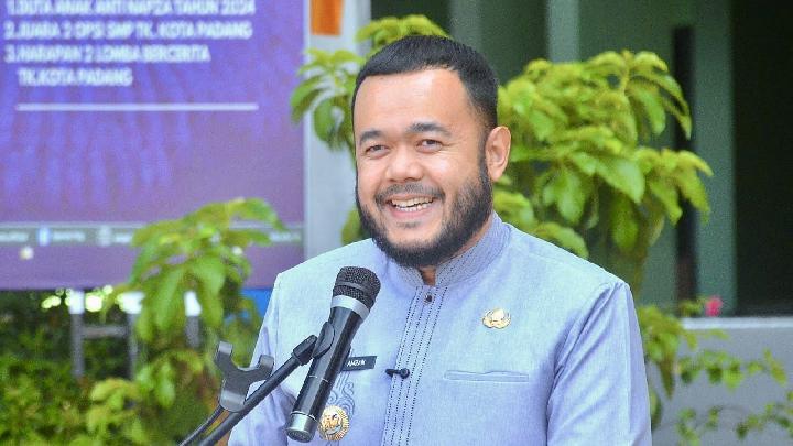 Wali Kota Fadly Amran Serahkan Bantuan Kartu Padang Juara