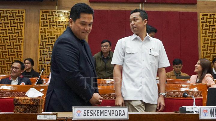 Menteri BUMN dan juga Ketum PSSI Erick Thohir (kiri) dan Wakil Menteri Pemuda dan Olahraga Taufik Hidayat di Kompleks Parlemen, Senayan, Jakarta, 5 Maret 2025. Tempo/Ilham Balindra