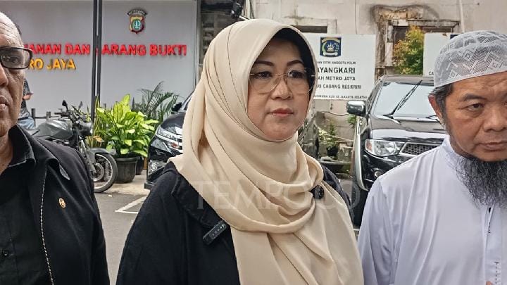 Tifauzia Tyassuma menghadiri panggilan klarifikasi dalam kasus ijazah palsu Joko Widodo di Polda Metro Jaya, Jakarta,12 Juli 2025. Tempo/Vedro Imanuel