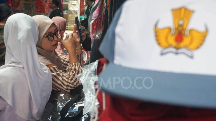 SMA Negeri di Jawa Barat Dilarang Jual Seragam Sekolah dan Buku Pelajaran ke Siswa