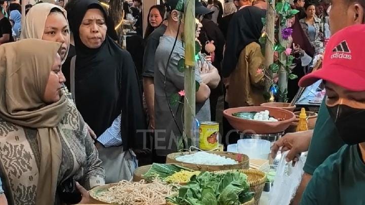 Pengunjung tengah membeli makanan yang digelar di festival kuliner bertajuk 