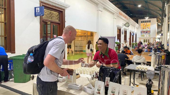 Bagi-bagi minuman kopi di Stasiun Tugu Yogyakarta, Jumat, 11 Juli 2025. Tempo/Muh Syaifullah