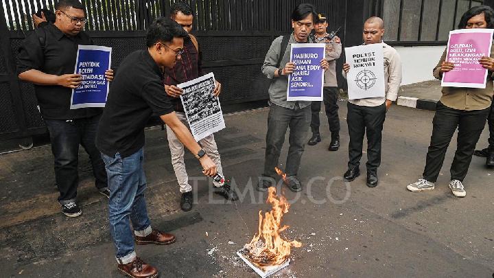 Polisi Jemput Paksa Direktur Lokataru Foundation Delpedro Marhaen