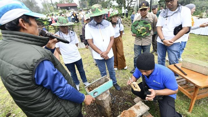 Sejumlah peserta saat menyimak proses budidaya lebah madu di kawasan Hutan Desa Besakih, Bali, dalam program Desa Energi Berdikari Pertamina, Jumat, 11 Juli 2025. Dok. Pertamina