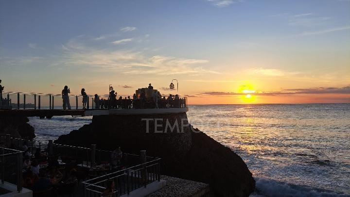 Pemandangan sunset di Rock Bar, Ayana Estate Jimbaran, Bali, Jumat, 10 Juli 2025. TEMPO/Mila Novita