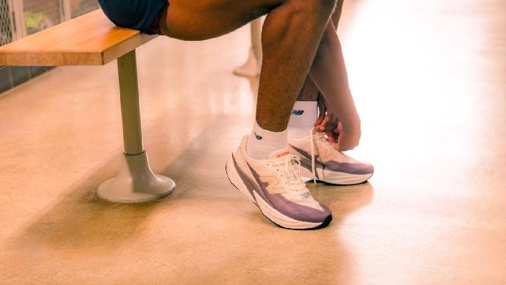 Pilihan Baru untuk Pelari, Sepatu FuelCell Rebel v5 dari New Balance Dukung Kecepatan dan Kenyamanan Maksimal