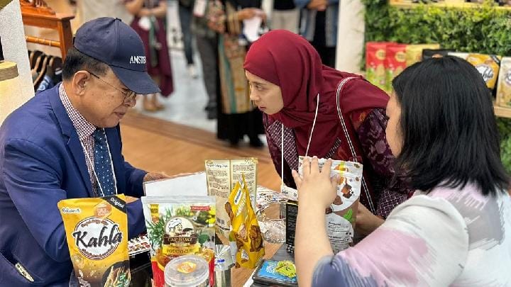 Pelaku usaha mikro, kecil dan menengah (UMKM) binaan PT Pertamina (Persero) dalam Korea Import Fair (KOIMA) 2025 di COEX Hall, Seoul, Korea Selatan, pada 7-9 Juli 2025. Dok. Pertamina